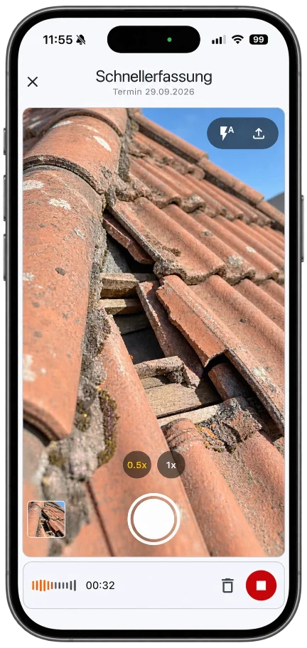 Schnellerfassung in der ImmIQ-App: Verschobene und gebrochene Dachziegel werden fotografiert, während die Feststellung parallel eingesprochen wird.