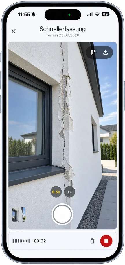 Schnellerfassung in der ImmIQ-App: Riss im Außenputz neben einem Fenster, aufgenommen beim Ortstermin mit gleichzeitiger Sprachnotiz.