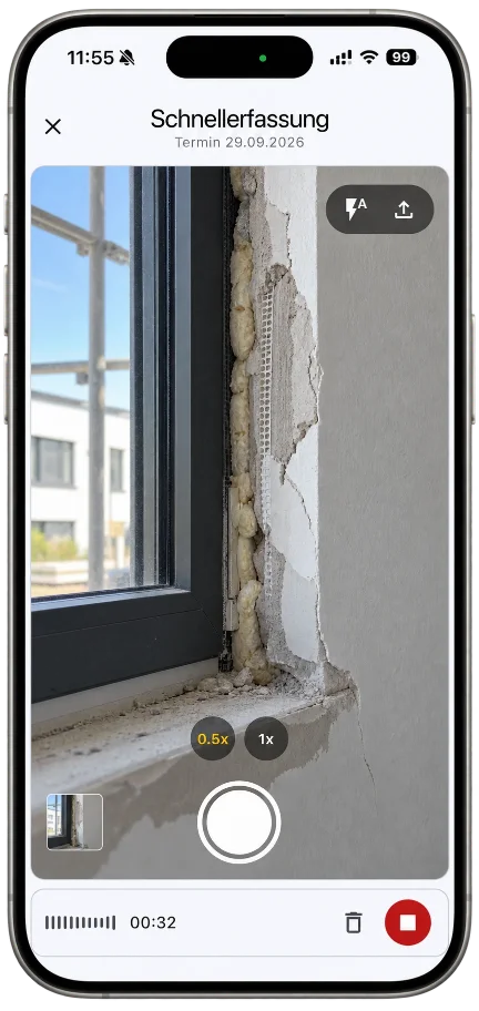 Schnellerfassung in der ImmIQ-App: Beschädigter Fensteranschluss im Neubau mit abgeplatztem Putz und freiliegendem Montageschaum.