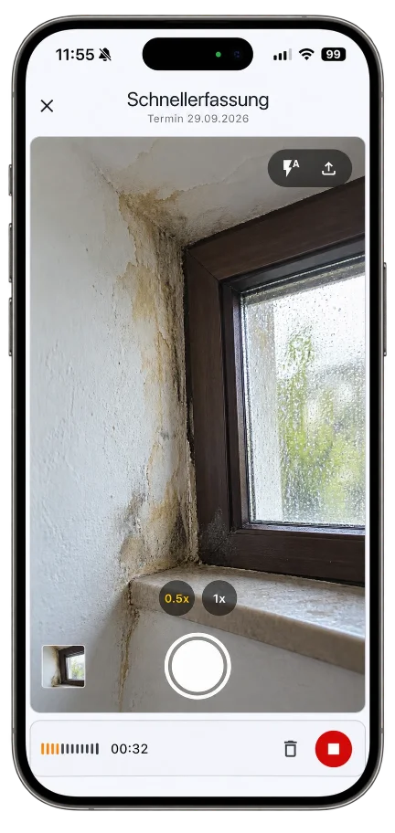 Schnellerfassung in der ImmIQ-App: Feuchte- und Schimmelspuren an einer Fensterlaibung – Foto und laufendes Diktat in einem Schritt.