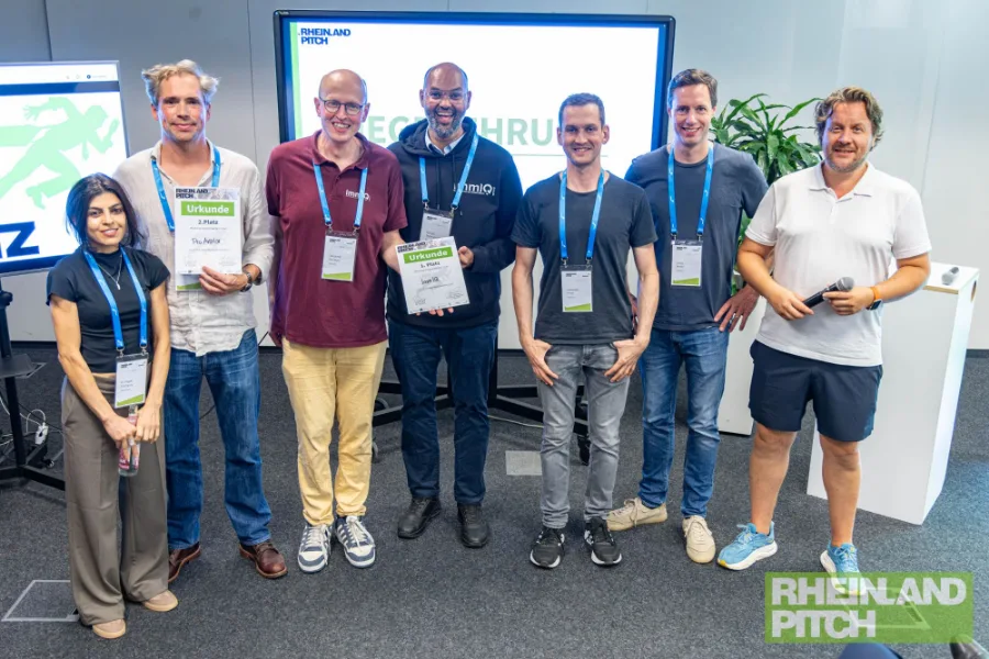 Die Finalisten des Rheinland Pitch #129 im STARTPLATZ Köln, v. l.: Dr. Pegah Flashgary und Serge Pierniczek (ProAvatar GmbH), Benjamin Altmeyer und Georgis Tesfamariam (ImmIQ), Alexander Krost und Lukas Wrede (Soforce) sowie Vidar Andersen, Moderator und Mitgründer des Rheinland Pitch.