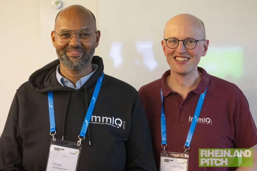 Die ImmIQ-Gründer Georgis Tesfamariam (links) und Benjamin Altmeyer beim Rheinland Pitch #129 in Köln.