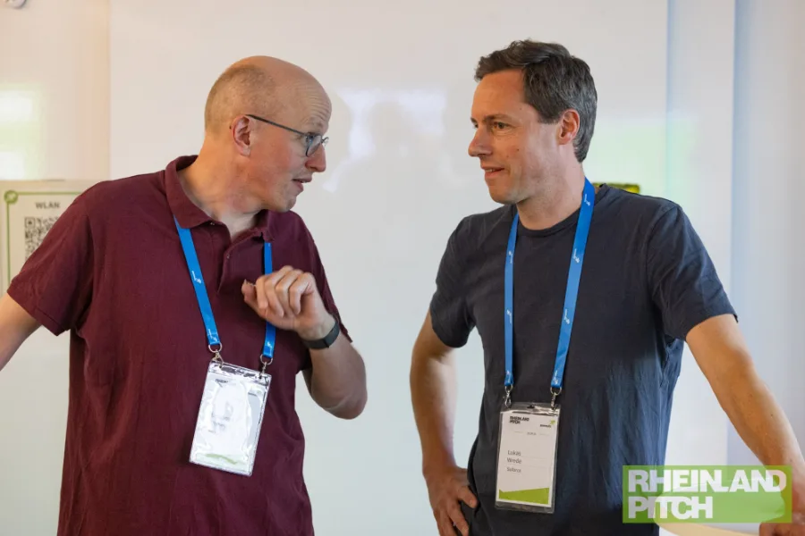 Benjamin Altmeyer (ImmIQ, links) im Gespräch mit Lukas Wrede (Soforce) beim Rheinland Pitch #129.